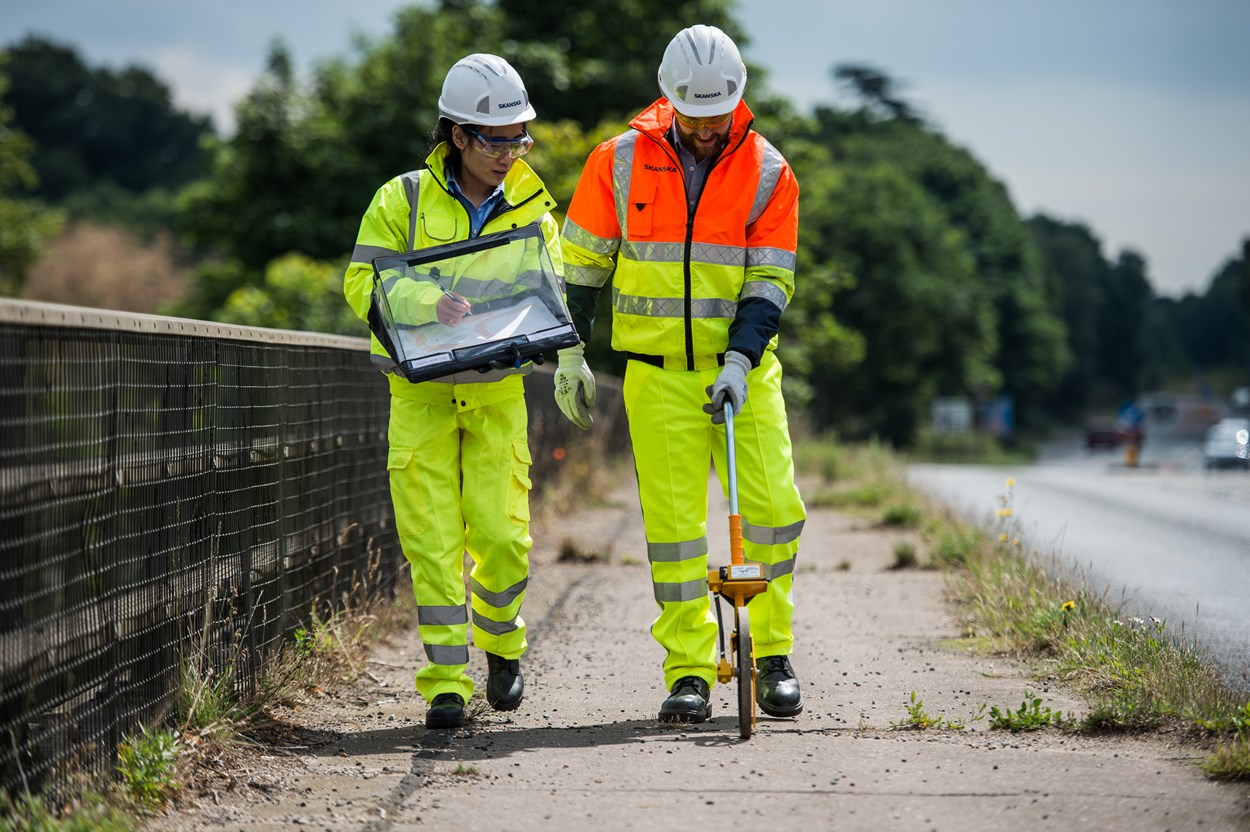 Skanska-man-and-woman-on-site